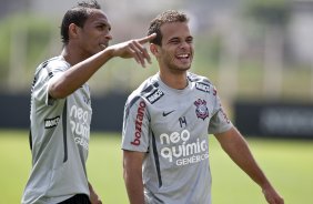 Liedson e Morais durante o treino do Corinthians realizado esta manh no CT Joaquim Grava, Parque Ecolgico do Tiete. O time se prepara para o jogo contra o Botafogo/RP, amanh, domingo dia 03/04/2011, no estdio Santa Cruz em Ribeiro Preto, pela 17 rodada do Campeonato Paulista 2011