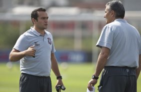 O fisiologista Guilherme Rodrigues conversa com Tite durante o treino do Corinthians realizado esta manhã no CT Joaquim Grava, Parque Ecológico do Tiete. O time se prepara para o jogo contra o Botafogo/RP, amanhã, domingo dia 03/04/2011, no estádio Santa Cruz em Ribeirão Preto, pela 17ª rodada do Campeonato Paulista 2011