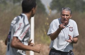 Tite conversa com Luis Ramirez, que comeca jogando, durante o treino do Corinthians realizado esta manhã no CT Joaquim Grava, Parque Ecológico do Tiete. O time se prepara para o jogo contra o Botafogo/RP, amanhã, domingo dia 03/04/2011, no estádio Santa Cruz em Ribeirão Preto, pela 17ª rodada do Campeonato Paulista 2011