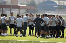 Tite conversa com os jogadores durante o treino do Corinthians realizado esta manhã no CT Joaquim Grava, Parque Ecológico do Tiete. O time se prepara para o jogo contra o Botafogo/RP, amanhã, domingo dia 03/04/2011, no estádio Santa Cruz em Ribeirão Preto, pela 17ª rodada do Campeonato Paulista 2011