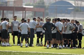 Tite conversa com os jogadores durante o treino do Corinthians realizado esta manh no CT Joaquim Grava, Parque Ecolgico do Tiete. O time se prepara para o jogo contra o Botafogo/RP, amanh, domingo dia 03/04/2011, no estdio Santa Cruz em Ribeiro Preto, pela 17 rodada do Campeonato Paulista 2011