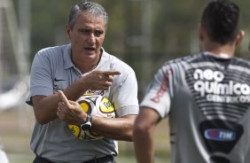 Tite durante o treino do Corinthians realizado esta manh no CT Joaquim Grava, Parque Ecolgico do Tiete. O time se prepara para o jogo contra o Botafogo/RP, amanh, domingo dia 03/04/2011, no estdio Santa Cruz em Ribeiro Preto, pela 17 rodada do Campeonato Paulista 2011