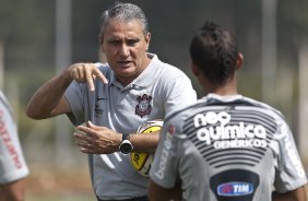 Tite durante o treino do Corinthians realizado esta manhã no CT Joaquim Grava, Parque Ecológico do Tiete. O time se prepara para o jogo contra o Botafogo/RP, amanhã, domingo dia 03/04/2011, no estádio Santa Cruz em Ribeirão Preto, pela 17ª rodada do Campeonato Paulista 2011