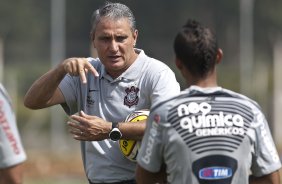 Tite durante o treino do Corinthians realizado esta manh no CT Joaquim Grava, Parque Ecolgico do Tiete. O time se prepara para o jogo contra o Botafogo/RP, amanh, domingo dia 03/04/2011, no estdio Santa Cruz em Ribeiro Preto, pela 17 rodada do Campeonato Paulista 2011