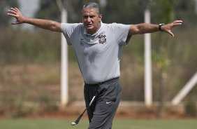 Tite durante o treino do Corinthians realizado esta manh no CT Joaquim Grava, Parque Ecolgico do Tiete. O time se prepara para o jogo contra o Botafogo/RP, amanh, domingo dia 03/04/2011, no estdio Santa Cruz em Ribeiro Preto, pela 17 rodada do Campeonato Paulista 2011