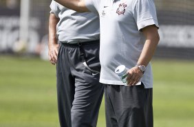 Tite e seu auxliar Clber Xavier durante o treino do Corinthians realizado esta manhã no CT Joaquim Grava, Parque Ecológico do Tiete. O time se prepara para o jogo contra o Botafogo/RP, amanhã, domingo dia 03/04/2011, no estádio Santa Cruz em Ribeirão Preto, pela 17ª rodada do Campeonato Paulista 2011