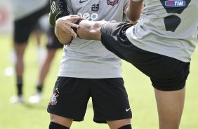 Willian, que comeca jogando no lugar de Dentinho, e Luis Ramirez durante o treino do Corinthians realizado esta manhã no CT Joaquim Grava, Parque Ecológico do Tiete. O time se prepara para o jogo contra o Botafogo/RP, amanhã, domingo dia 03/04/2011, no estádio Santa Cruz em Ribeirão Preto, pela 17ª rodada do Campeonato Paulista 2011