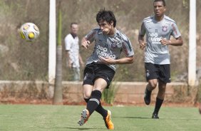 Willian, que jogara no lugar de Dentinho, ao lado de Luis Ramirez durante o treino do Corinthians realizado esta manhã no CT Joaquim Grava, Parque Ecológico do Tiete. O time se prepara para o jogo contra o Botafogo/RP, amanhã, domingo dia 03/04/2011, no estádio Santa Cruz em Ribeirão Preto, pela 17ª rodada do Campeonato Paulista 2011