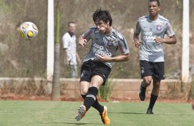 Willian, que jogara no lugar de Dentinho, ao lado de Luis Ramirez durante o treino do Corinthians realizado esta manh no CT Joaquim Grava, Parque Ecolgico do Tiete. O time se prepara para o jogo contra o Botafogo/RP, amanh, domingo dia 03/04/2011, no estdio Santa Cruz em Ribeiro Preto, pela 17 rodada do Campeonato Paulista 2011