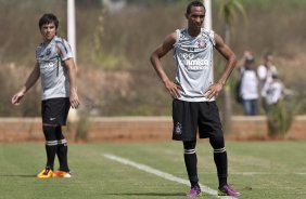 Willian, que jogara no lugar de Dentinho, e Liedson durante o treino do Corinthians realizado esta manh no CT Joaquim Grava, Parque Ecolgico do Tiete. O time se prepara para o jogo contra o Botafogo/RP, amanh, domingo dia 03/04/2011, no estdio Santa Cruz em Ribeiro Preto, pela 17 rodada do Campeonato Paulista 2011