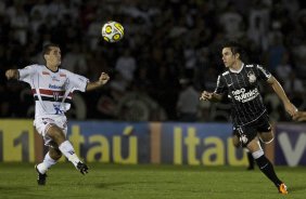 Andrezinho e Willian durante a partida entre Botafogo/RP x Corinthians, realizada esta noite no estdio Santa Cruz, pela 17 rodada do Campeonato Paulista 2011. Ribeiro Preto/Sao Paulo/Brasil