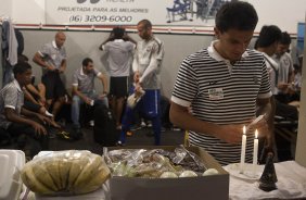 Fabio Santos rezando nos vestiários antes da partida entre Botafogo/RP x Corinthians, realizada esta noite no estádio Santa Cruz, pela 17ª rodada do Campeonato Paulista 2011. Ribeirão Preto/Sao Paulo/Brasil