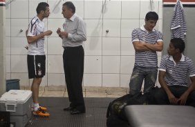 Leandro Castn conversa com Tite nos vestirios antes da partida entre Botafogo/RP x Corinthians, realizada esta noite no estdio Santa Cruz, pela 17 rodada do Campeonato Paulista 2011. Ribeiro Preto/Sao Paulo/Brasil