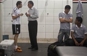 Leandro Castán conversa com Tite nos vestiários antes da partida entre Botafogo/RP x Corinthians, realizada esta noite no estádio Santa Cruz, pela 17ª rodada do Campeonato Paulista 2011. Ribeirão Preto/Sao Paulo/Brasil