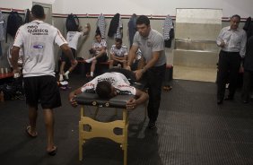 O fisioterapeuta Bruno Mazziotti faz massagem em Paulinho nos vestiários antes da partida entre Botafogo/RP x Corinthians, realizada esta noite no estádio Santa Cruz, pela 17ª rodada do Campeonato Paulista 2011. Ribeirão Preto/Sao Paulo/Brasil