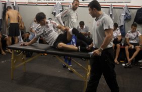 Willian, na maca, e o fisioterapeuta Bruno Mazziotti nos vestiários antes da partida entre Botafogo/RP x Corinthians, realizada esta noite no estádio Santa Cruz, pela 17ª rodada do Campeonato Paulista 2011. Ribeirão Preto/Sao Paulo/Brasil