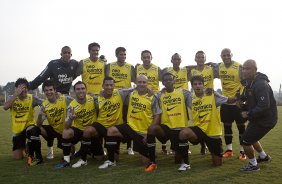 Time posado que venceu rachão durante o treino do Corinthians realizado esta tarde no CT Joaquim Grava, Parque Ecológico do Tiete. O time se prepara para o jogo contra o São Caetano, domingo dia 10/04/2011, no estádio do Pacaembu, pela 18ª rodada do Campeonato Paulista 2011