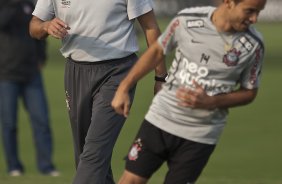 Tite e Morais durante o treino do Corinthians realizado esta tarde no CT Joaquim Grava, Parque Ecolgico do Tiete. O time se prepara para o jogo contra o So Caetano, domingo dia 10/04/2011, no estdio do Pacaembu, pela 18 rodada do Campeonato Paulista 2011