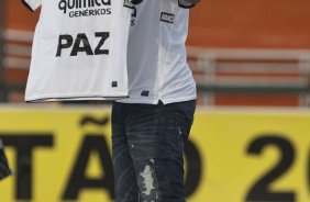 Adriano apresentado a torcida durante a partida entre Corinthians x So Caetano, realizada esta tarde no estdio do Pacaembu, pela 18 rodada do Campeonato Paulista 2011