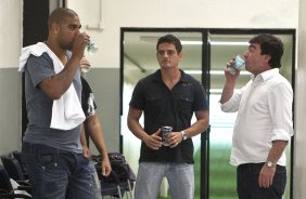 Adriano(e) e Andres Sanches, presidente(d), nos vestiários antes da partida entre Corinthians x São Caetano, realizada esta tarde no estádio do Pacaembu, pela 18ª rodada do Campeonato Paulista 2011