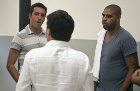 Edu Gaspar, gerente de futebol, Andres Sanches, presidente, e Adriano nos vestiários antes da partida entre Corinthians x São Caetano, realizada esta tarde no estádio do Pacaembu, pela 18ª rodada do Campeonato Paulista 2011