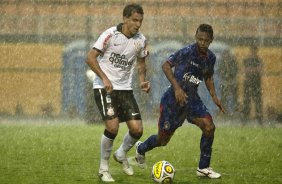 Fabio Santos e Augusto Recife durante a partida entre Corinthians x So Caetano, realizada esta tarde no estdio do Pacaembu, pela 18 rodada do Campeonato Paulista 2011