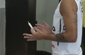 Fabio Santos nos vestirios antes da partida entre Corinthians x So Caetano, realizada esta tarde no estdio do Pacaembu, pela 18 rodada do Campeonato Paulista 2011
