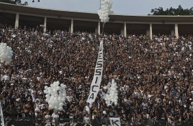 Homenagem as vitimas do massacre do Rio de Janeiro durante a partida entre Corinthians x So Caetano, realizada esta tarde no estdio do Pacaembu, pela 18 rodada do Campeonato Paulista 2011