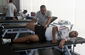 O atacante Adriano, ao lado do fisioterapeuta Caio Mello, faz seu primeiro treino no Corinthians esta manhã no CT Joaquim Grava, no Parque Ecológico do Tiete. O time se prepara para o jogo contra o Santo André, domingo dia 17/04/2011, no estádio Bruno José Daniel, pela 19ª rodada, a última, do Campeonato Paulista 2011