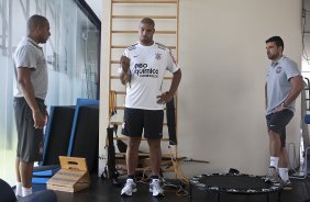 O atacante Adriano, ao lados dos fisioterapeutas Caio Mello e Bruno Mazziotti(d) faz seu primeiro treino no Corinthians esta manhã no CT Joaquim Grava, no Parque Ecológico do Tiete. O time se prepara para o jogo contra o Santo André, domingo dia 17/04/2011, no estádio Bruno José Daniel, pela 19ª rodada, a última, do Campeonato Paulista 2011