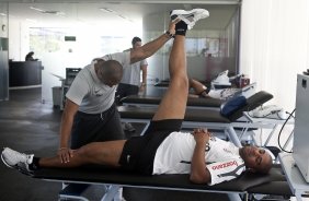 O atacante Adriano, com o fisioterapeuta Caio Mello, faz seu primeiro treino no Corinthians esta manhã no CT Joaquim Grava, no Parque Ecológico do Tiete. O time se prepara para o jogo contra o Santo André, domingo dia 17/04/2011, no estádio Bruno José Daniel, pela 19ª rodada, a última, do Campeonato Paulista 2011