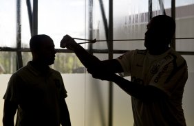 O atacante Adriano, com o fisioterapeuta Caio Mello, faz seu primeiro treino no Corinthians esta manhã no CT Joaquim Grava, no Parque Ecológico do Tiete. O time se prepara para o jogo contra o Santo André, domingo dia 17/04/2011, no estádio Bruno José Daniel, pela 19ª rodada, a última, do Campeonato Paulista 2011
