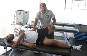 O atacante Adriano, com o fisioterpeuta Caio Mello, faz seu primeiro treino no Corinthians esta manhã no CT Joaquim Grava, no Parque Ecológico do Tiete. O time se prepara para o jogo contra o Santo André, domingo dia 17/04/2011, no estádio Bruno José Daniel, pela 19ª rodada, a última, do Campeonato Paulista 2011