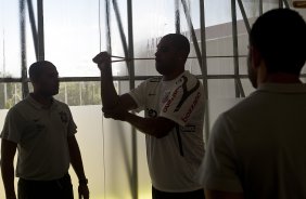 O atacante Adriano, com os fisioterapeutas Caio Mello e Bruno Mazziotti(d) faz seu primeiro treino no Corinthians esta manhã no CT Joaquim Grava, no Parque Ecológico do Tiete. O time se prepara para o jogo contra o Santo André, domingo dia 17/04/2011, no estádio Bruno José Daniel, pela 19ª rodada, a última, do Campeonato Paulista 2011