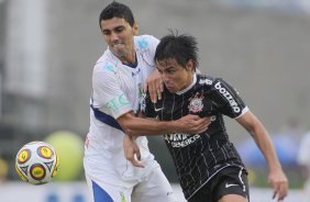 Willian do Corinthians disputa a bola com o jogador Anderson do Santo Andr durante partida vlida pelo Campeonato Paulista de futebol realizado no estdio Bruno Jos Daniel