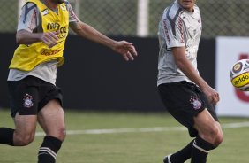 Danilo e Fabio Santos durante treino do Corinthians esta tarde no CT Joaquim Grava, no Parque Ecolgico do Tiete. O time se prepara para o jogo contra o Oeste de Itpolis, dia 23/04,  noite, no estdio do Pacaembu, pelas quartas de final do Campeonato Paulista 2011