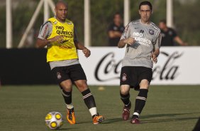 Edno e Chico durante treino do Corinthians esta tarde no CT Joaquim Grava, no Parque Ecolgico do Tiete. O time se prepara para o jogo contra o Oeste de Itpolis, dia 23/04,  noite, no estdio do Pacaembu, pelas quartas de final do Campeonato Paulista 2011