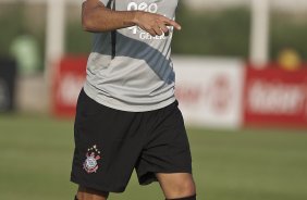 Fabio Santos durante treino do Corinthians esta tarde no CT Joaquim Grava, no Parque Ecolgico do Tiete. O time se prepara para o jogo contra o Oeste de Itpolis, dia 23/04,  noite, no estdio do Pacaembu, pelas quartas de final do Campeonato Paulista 2011