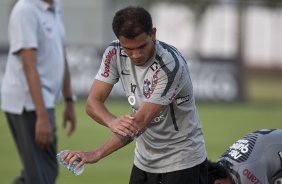 Fabio Santos durante treino do Corinthians esta tarde no CT Joaquim Grava, no Parque Ecolgico do Tiete. O time se prepara para o jogo contra o Oeste de Itpolis, dia 23/04,  noite, no estdio do Pacaembu, pelas quartas de final do Campeonato Paulista 2011