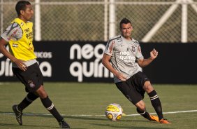 Luis Ramirez e Leandro Castn durante treino do Corinthians esta tarde no CT Joaquim Grava, no Parque Ecolgico do Tiete. O time se prepara para o jogo contra o Oeste de Itpolis, dia 23/04,  noite, no estdio do Pacaembu, pelas quartas de final do Campeonato Paulista 2011