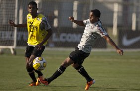 Moacir e Jorge Henrique durante treino do Corinthians esta tarde no CT Joaquim Grava, no Parque Ecolgico do Tiete. O time se prepara para o jogo contra o Oeste de Itpolis, dia 23/04,  noite, no estdio do Pacaembu, pelas quartas de final do Campeonato Paulista 2011