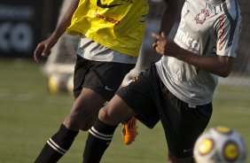 Moacir e Jorge Henrique durante treino do Corinthians esta tarde no CT Joaquim Grava, no Parque Ecolgico do Tiete. O time se prepara para o jogo contra o Oeste de Itpolis, dia 23/04,  noite, no estdio do Pacaembu, pelas quartas de final do Campeonato Paulista 2011