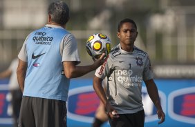 Tite e Jorge Henrique durante treino do Corinthians esta tarde no CT Joaquim Grava, no Parque Ecolgico do Tiete. O time se prepara para o jogo contra o Oeste de Itpolis, dia 23/04,  noite, no estdio do Pacaembu, pelas quartas de final do Campeonato Paulista 2011