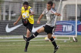 Wallace e Morais durante treino do Corinthians esta tarde no CT Joaquim Grava, no Parque Ecolgico do Tiete. O time se prepara para o jogo contra o Oeste de Itpolis, dia 23/04,  noite, no estdio do Pacaembu, pelas quartas de final do Campeonato Paulista 2011