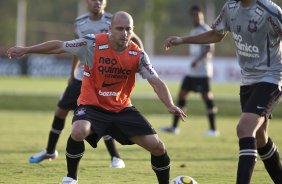 Alessandro e Wallace durante treino do Corinthians esta tarde no CT Joaquim Grava, no Parque Ecolgico do Tiete. O time se prepara para o jogo contra o Oeste de Itpolis, dia 23/04,  noite, no estdio do Pacaembu, pelas quartas de final do Campeonato Paulista 2011