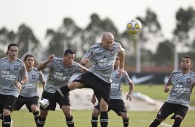 Alessandro rebate a bola durante treino do Corinthians esta tarde no CT Joaquim Grava, no Parque Ecolgico do Tiete. O time se prepara para o jogo contra o Oeste de Itpolis, dia 23/04,  noite, no estdio do Pacaembu, pelas quartas de final do Campeonato Paulista 2011