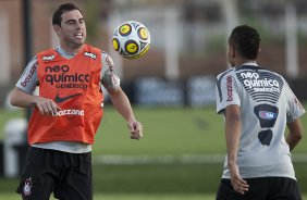 Bruno Cesar e Dentinho durante treino do Corinthians esta tarde no CT Joaquim Grava, no Parque Ecolgico do Tiete. O time se prepara para o jogo contra o Oeste de Itpolis, dia 23/04,  noite, no estdio do Pacaembu, pelas quartas de final do Campeonato Paulista 2011