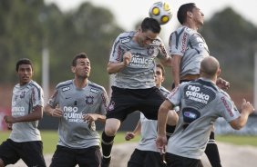 Chico rebate a bola durante treino do Corinthians esta tarde no CT Joaquim Grava, no Parque Ecolgico do Tiete. O time se prepara para o jogo contra o Oeste de Itpolis, dia 23/04,  noite, no estdio do Pacaembu, pelas quartas de final do Campeonato Paulista 2011