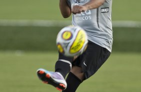 Dentinho durante treino do Corinthians esta tarde no CT Joaquim Grava, no Parque Ecolgico do Tiete. O time se prepara para o jogo contra o Oeste de Itpolis, dia 23/04,  noite, no estdio do Pacaembu, pelas quartas de final do Campeonato Paulista 2011