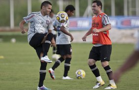 Dentinho e Bruno Cesar durante treino do Corinthians esta tarde no CT Joaquim Grava, no Parque Ecolgico do Tiete. O time se prepara para o jogo contra o Oeste de Itpolis, dia 23/04,  noite, no estdio do Pacaembu, pelas quartas de final do Campeonato Paulista 2011